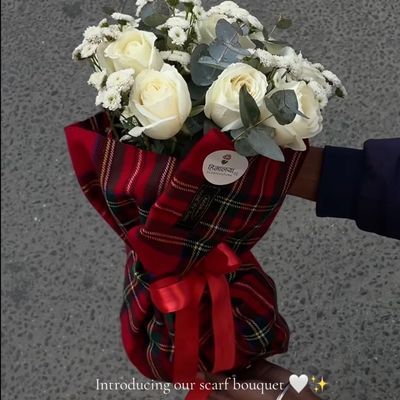 🧣 Winter Blossom Muffler Bouquet
