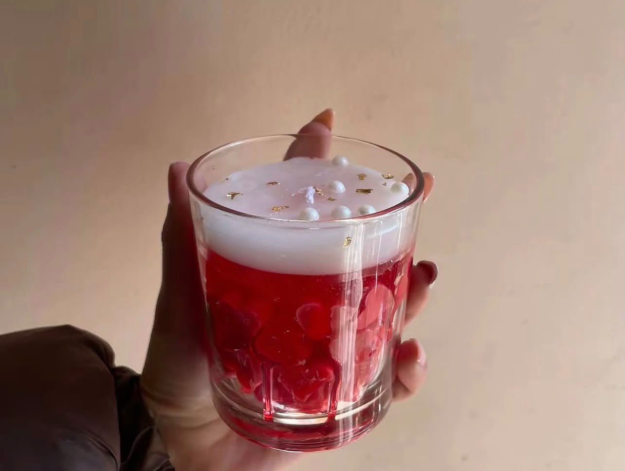 Ruby Glow Candle ❤️🕯️ A luxurious red candle decorated with pearl embellishments and golden accents, designed to fill your space with warmth, romance, and sophistication. ✨❤️