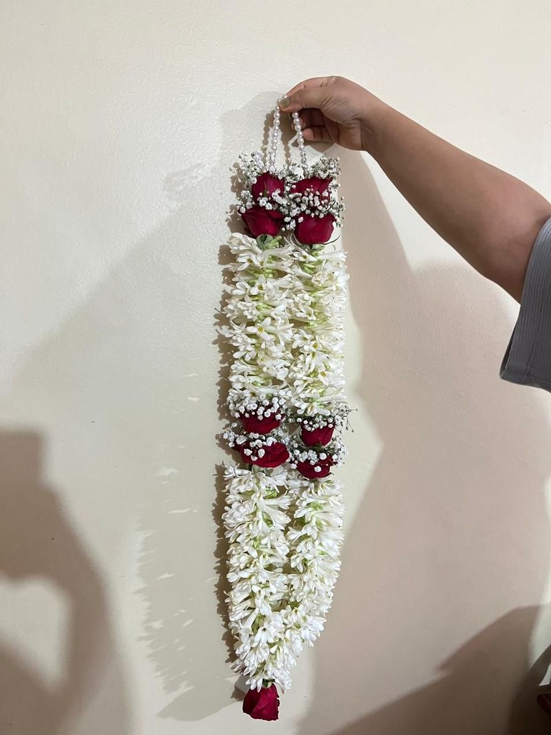 Vows of Elegance – Premium Red Rose & Tuberose (Rajnigandha) Wedding Garland