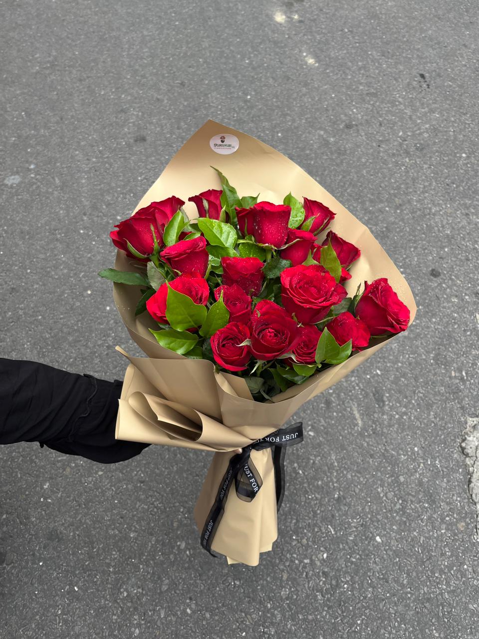 25 freshly cut, long-stemmed red roses.