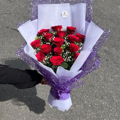 Crimson Mesh Luxury – 15 Premium Red Rose Bouquet