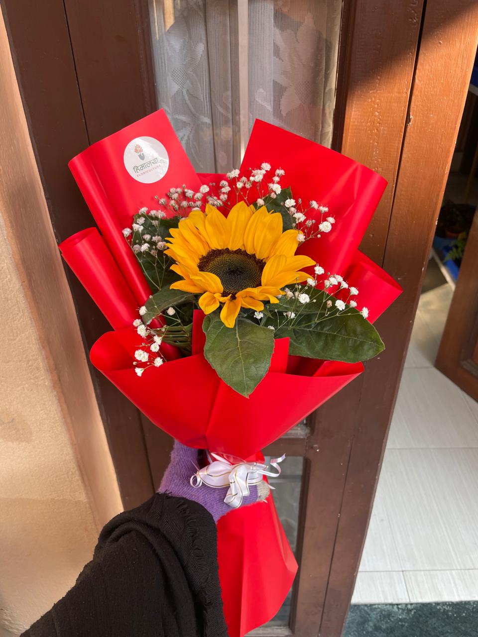 Send a pocketful of sunshine with our minimalist 1-stem premium sunflower bouquet. Beautifully wrapped in modern, chic packaging. Order fresh today!