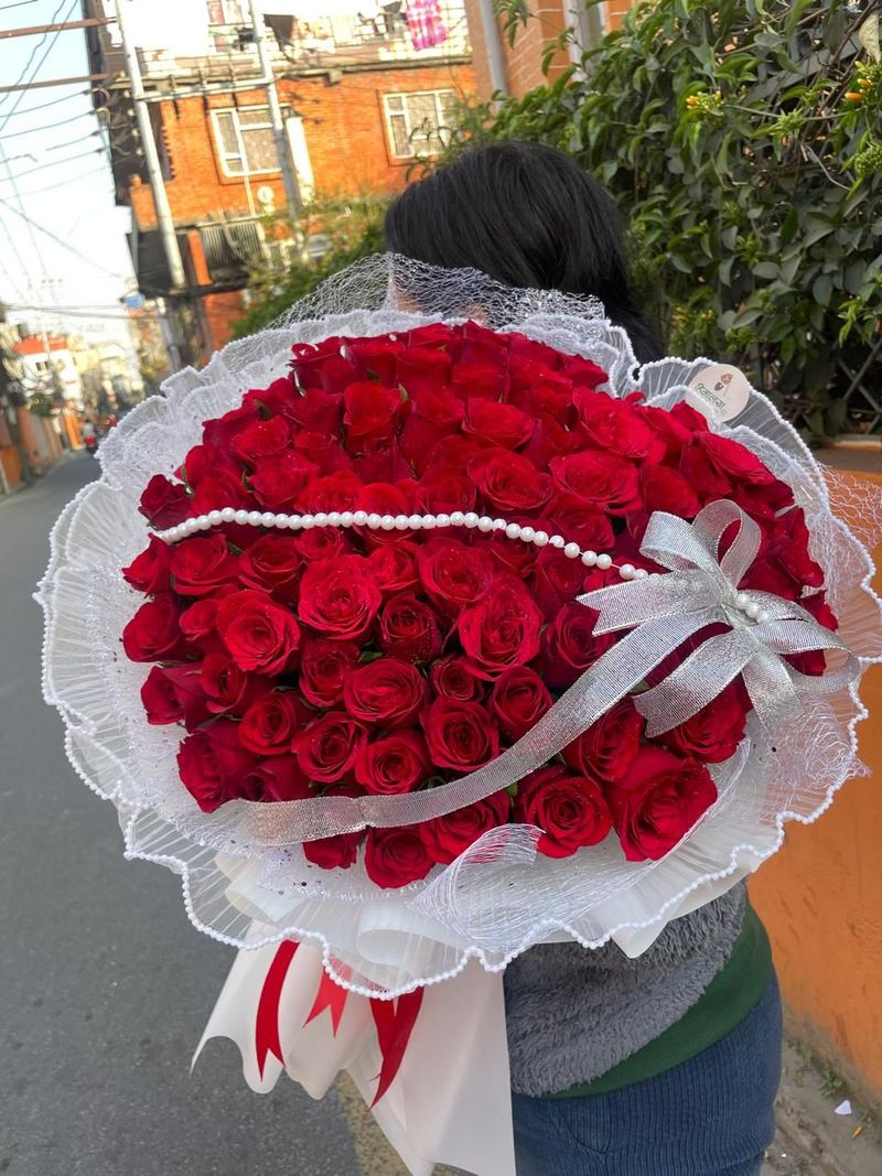 The Royal Velvet Imperial – 200 Premium Red Rose & Pearl Luxury Bouquet