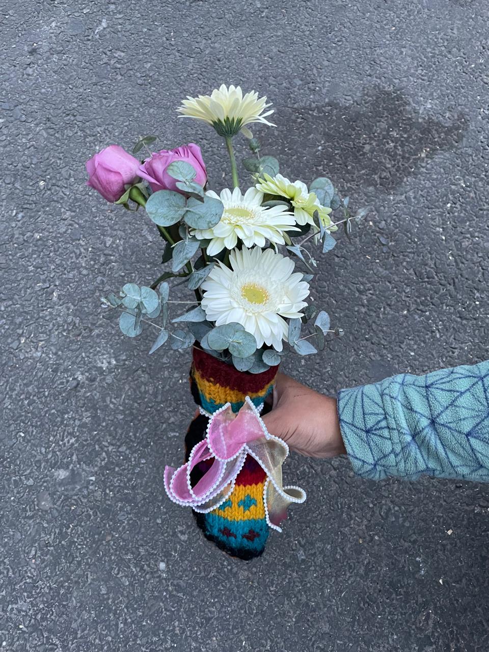 Best For: Budget-friendly premium gifting, sweet tokens of appreciation, and unique floral surprises.