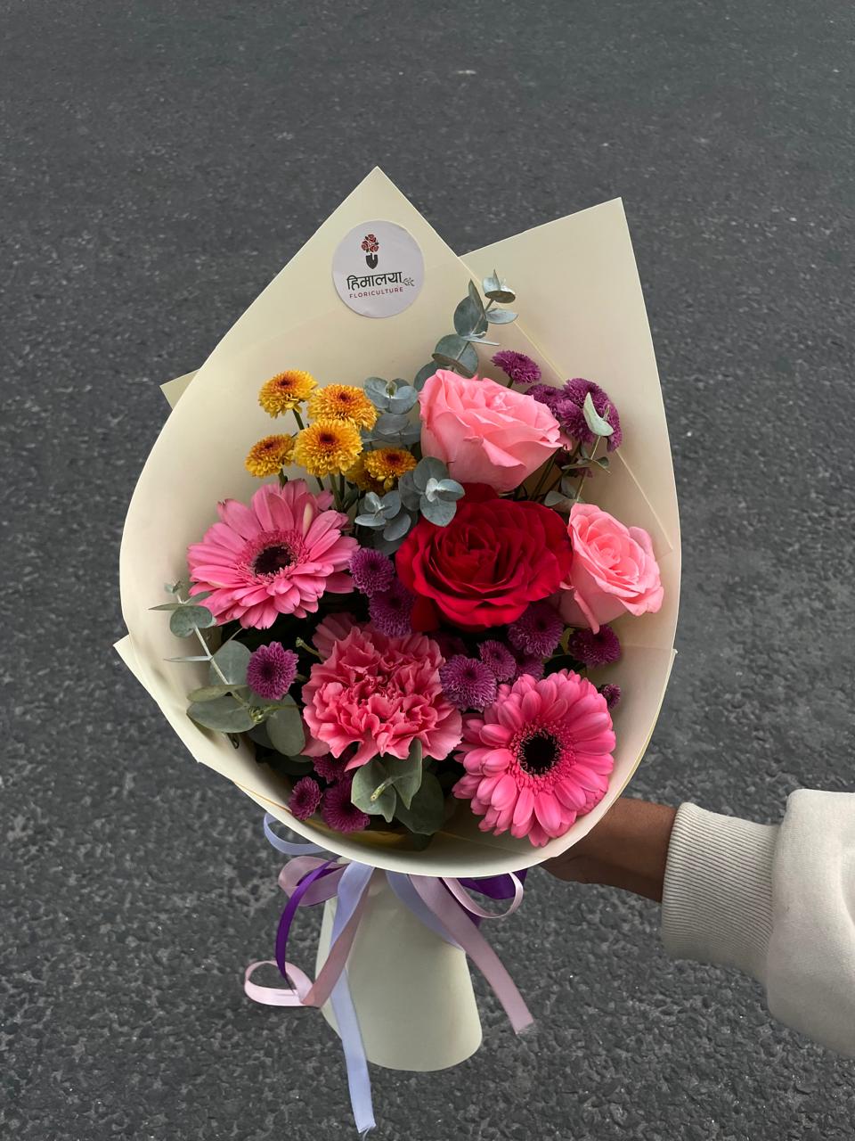 The Meadow Medley Flower Edit (10 Stems) Best For: Trend-conscious recipients, stylish small housewarmings, or a sophisticated, multi-textured mini surprise.