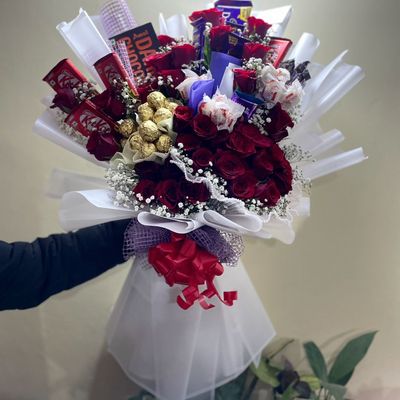 The Grand Romance Bouquet – Premium Roses & Chocolate Extravaganza