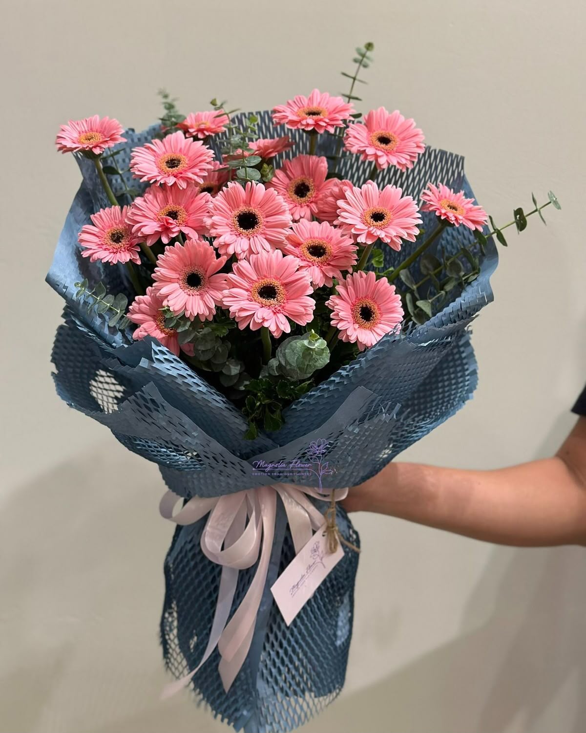 20 Stems Premium Pink Gerbera Bouquet Please note: Exact flower color tones and structural accent greenery may vary slightly depending on seasonal availability to ensure you always receive peak-fresh quality.