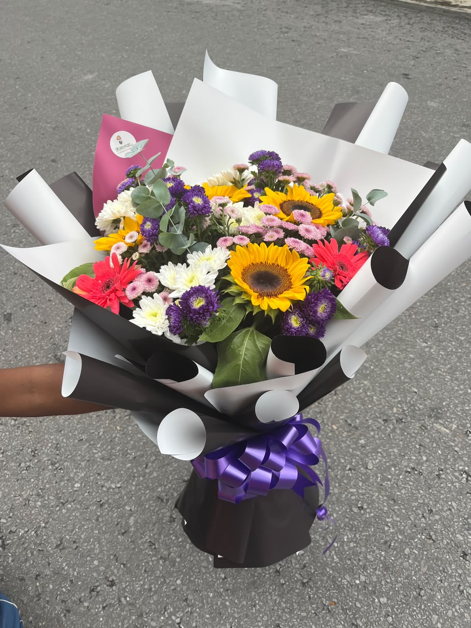 Flower colors, availability, and arrangement style may vary slightly depending on seasonal availability while maintaining the overall beauty and quality of the bouquet. Keep flowers in fresh water and away from direct sunlight to enjoy longer-lasting freshness.