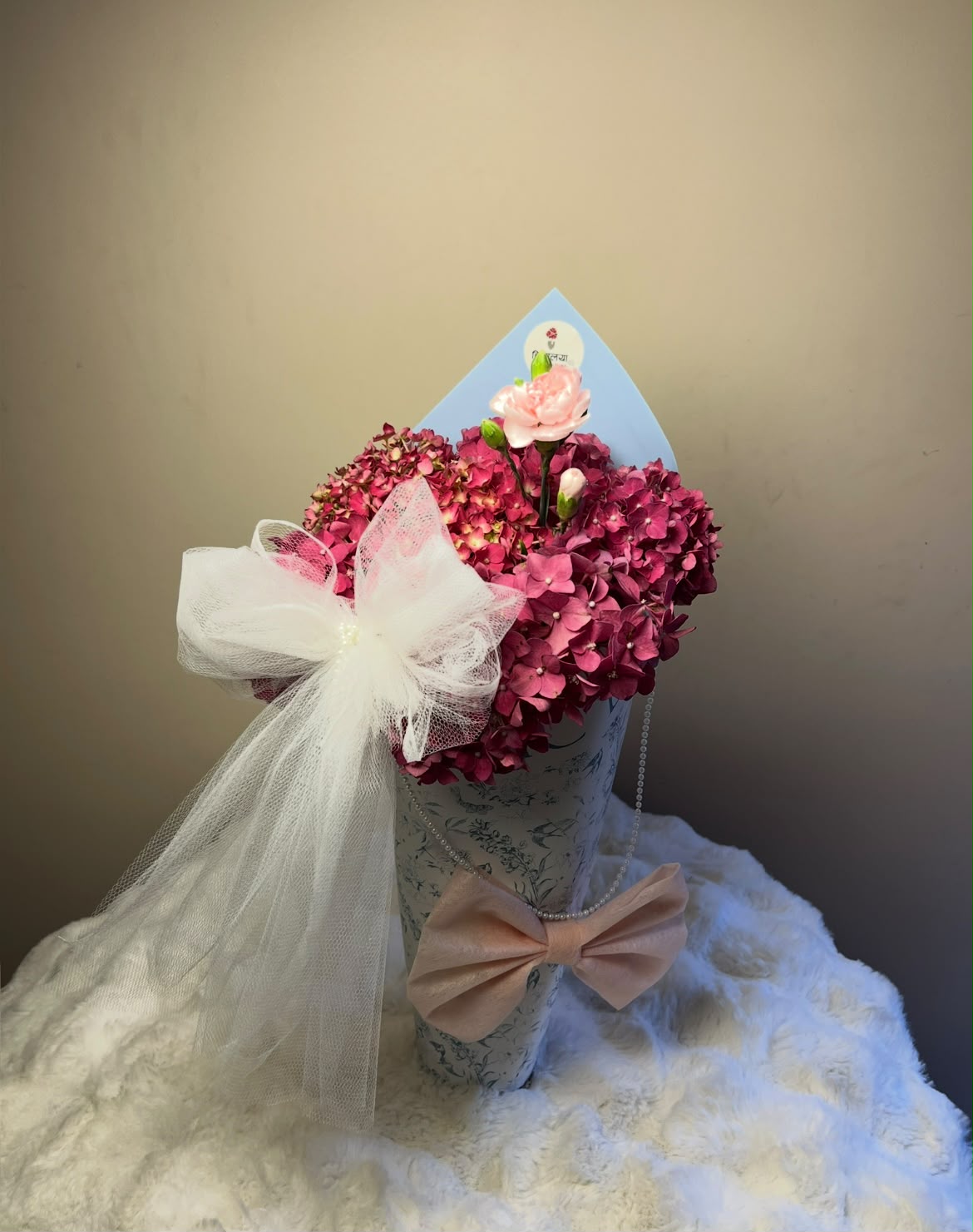 Hydrangea colors may vary depending on seasonal availability and stock. The final flower color, shade, and wrapping style may be different from the displayed image, while maintaining the same freshness, quality, and premium presentation.