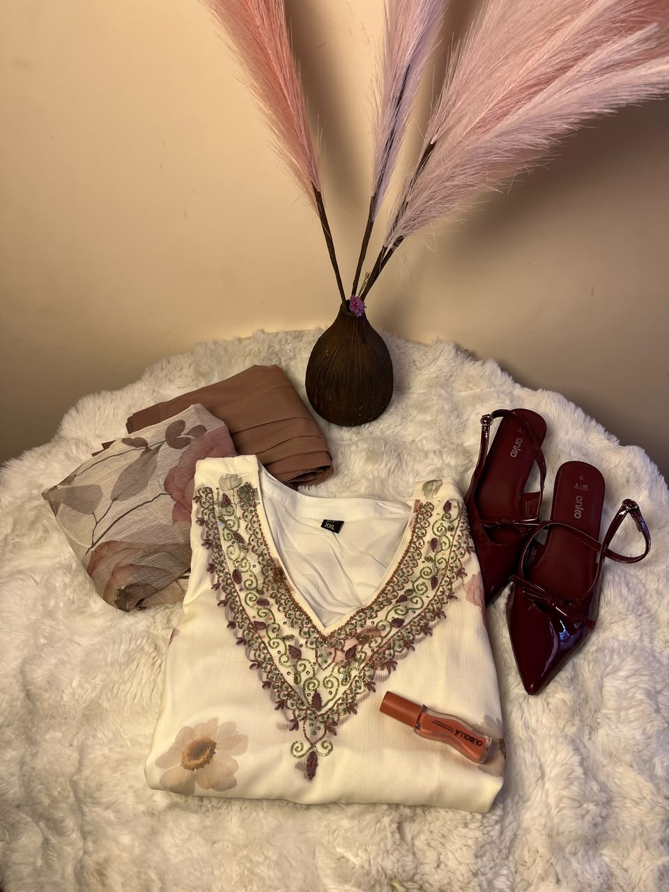 The design, color, brand, and style of the kurtha set, sandals, and lip gloss may vary depending on stock availability. Suitable replacements of equal or greater value will be provided while maintaining the overall quality and presentation of the gift combo.