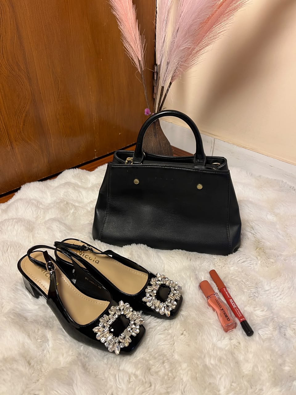 The design, color, brand, and style of the handbag, sandals, lipstick, and lip gloss may vary depending on stock availability. Suitable replacements of equal or greater value will be provided while maintaining the overall quality, elegance, and presentation of the gift combo.