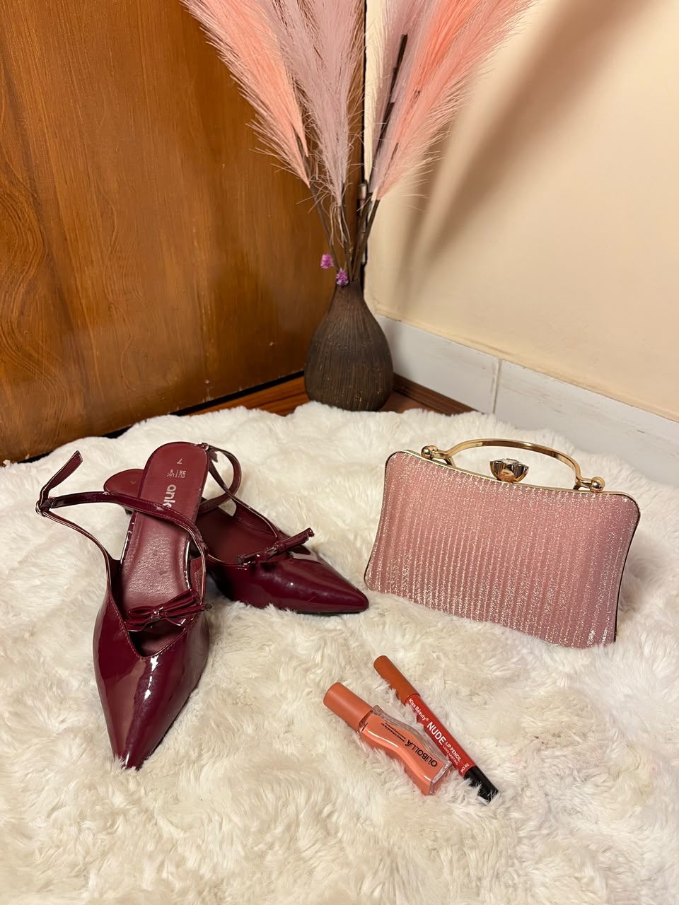 The design, color, brand, size, and style of the handbag, sandals, lipstick, and lip gloss may vary depending on stock availability. Suitable replacements of equal or greater value will be provided while maintaining the overall quality, elegance, and presentation of the gift combo.