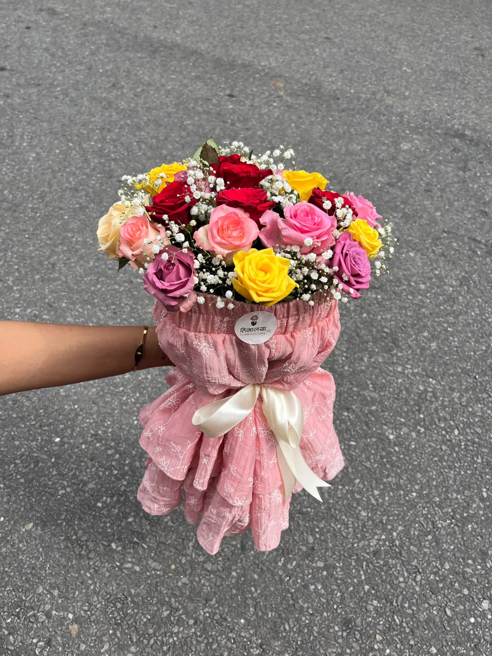 Rose colors, wrapping design, and arrangement style may vary slightly depending on availability while maintaining the overall color theme, premium appearance, freshness, and quality of the bouquet.